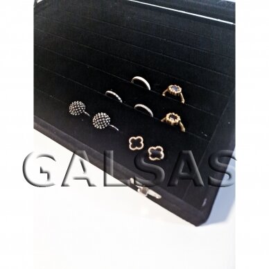Dėžutė žiedams, su stikliniu dangčiu, juodas veliūras. Matmuo 25 x 35 cm
