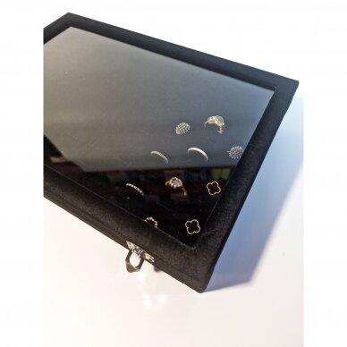 Dėžutė žiedams, su stikliniu dangčiu, juodas veliūras. Matmuo 25 x 35 cm. Modelis STI-ZED1-J