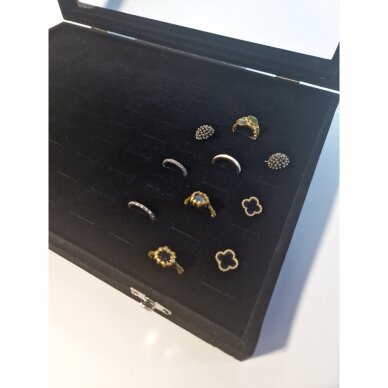 Dėžutė žiedams, su stikliniu dangčiu, juodas veliūras. Matmuo 25 x 35 cm. Modelis STI-ZED1-J