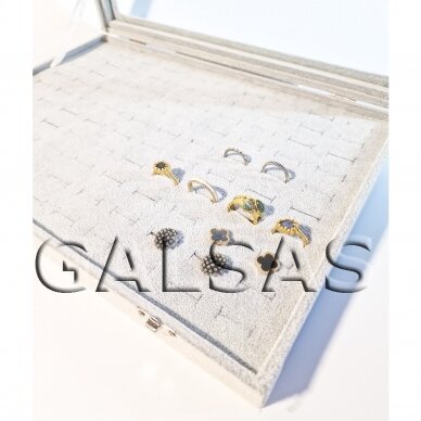 Dėžutė žiedams, su stikliniu dangčiu, pilkas veliūras. Matmuo 25 x 35 cm. Modelis - STI-ZED1-P