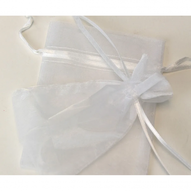 Dovanu maišeliai - organza, balta spalva, 5 x 7 cm - juvelyrikos, bižuterijos papuošalų pakavimui.