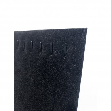 Kaklo papuošalų stovas - L-forma, juodos spalvos aksomas.