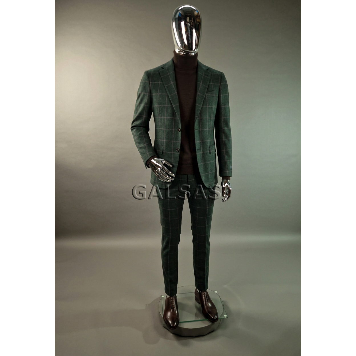 Male Full-Body Mannequin VYR-S4, featureless face, silver. Material: plastic. 1 Male Full-Body Mannequin VYR-S4, featureless face, silver. Material: plastic. 1