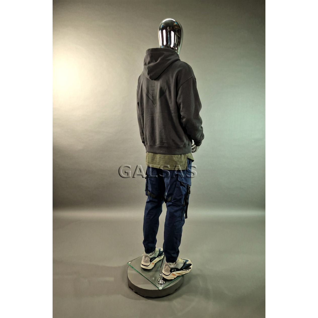 Male Full-Body Mannequin VYR-S4, featureless face, silver. Material: plastic. 7