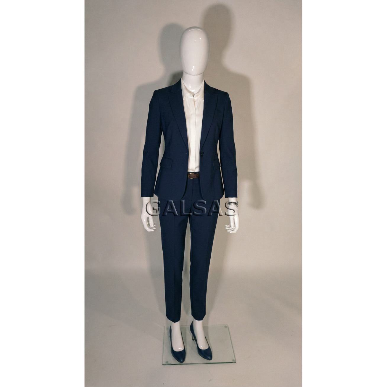 Female Full-Body Mannequin BF6-B-BLIZG, Glossy White. Plastic. 2 Female Full-Body Mannequin BF6-B-BLIZG, Glossy White. Plastic. 2