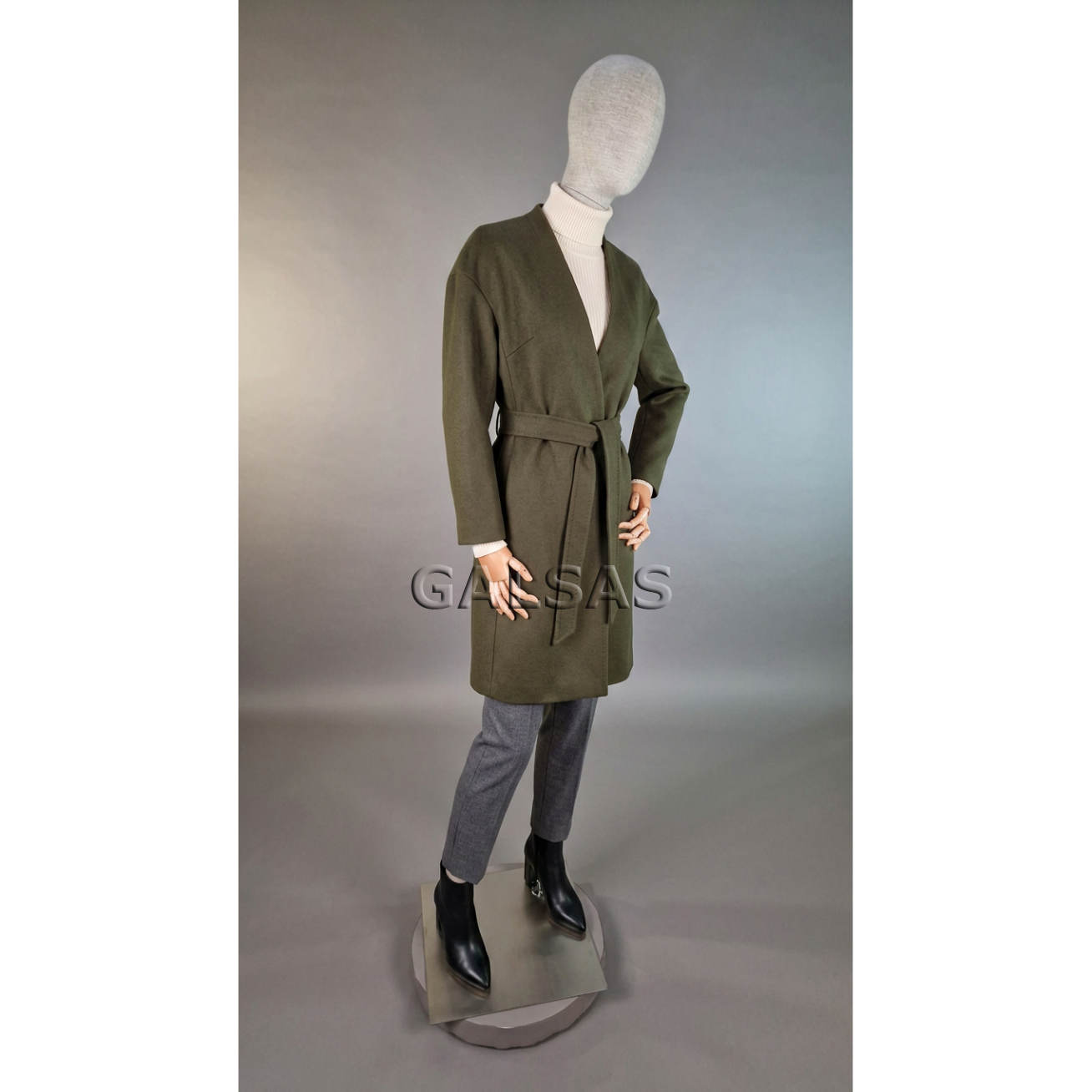 Mannequin T67 with wooden arms, covered in linen fabric, female full-body. Designed for displaying clothing in stores, sales areas, and exhibitions. 2 Mannequin T67 with wooden arms, covered in linen fabric, female full-body. Designed for displaying clothing in stores, sales areas, and exhibitions. 2