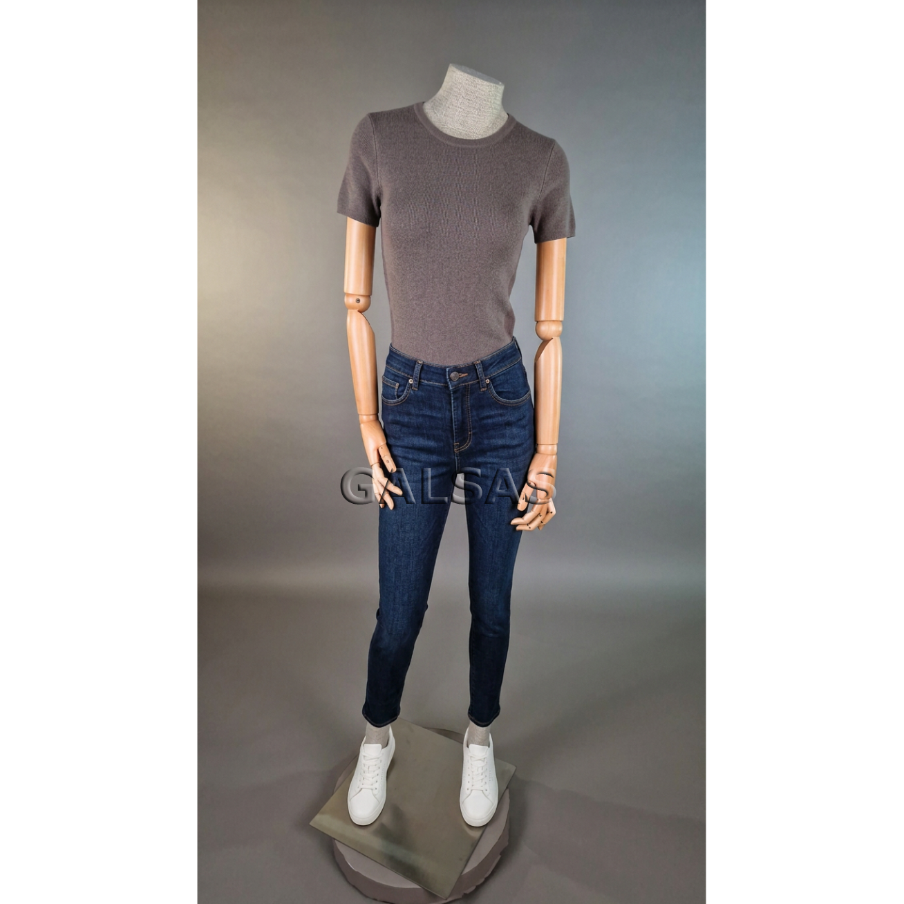 Mannequin T67 with wooden arms, covered in linen fabric, female full-body. Designed for displaying clothing in stores, sales areas, and exhibitions. 6 Mannequin T67 with wooden arms, covered in linen fabric, female full-body. Designed for displaying clothing in stores, sales areas, and exhibitions. 6
