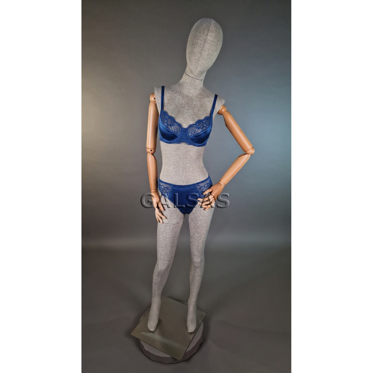 Mannequin T67 with wooden arms, covered in linen fabric, female full-body. Designed for displaying clothing in stores, sales areas, and exhibitions. 8 Mannequin T67 with wooden arms, covered in linen fabric, female full-body. Designed for displaying clothing in stores, sales areas, and exhibitions. 8