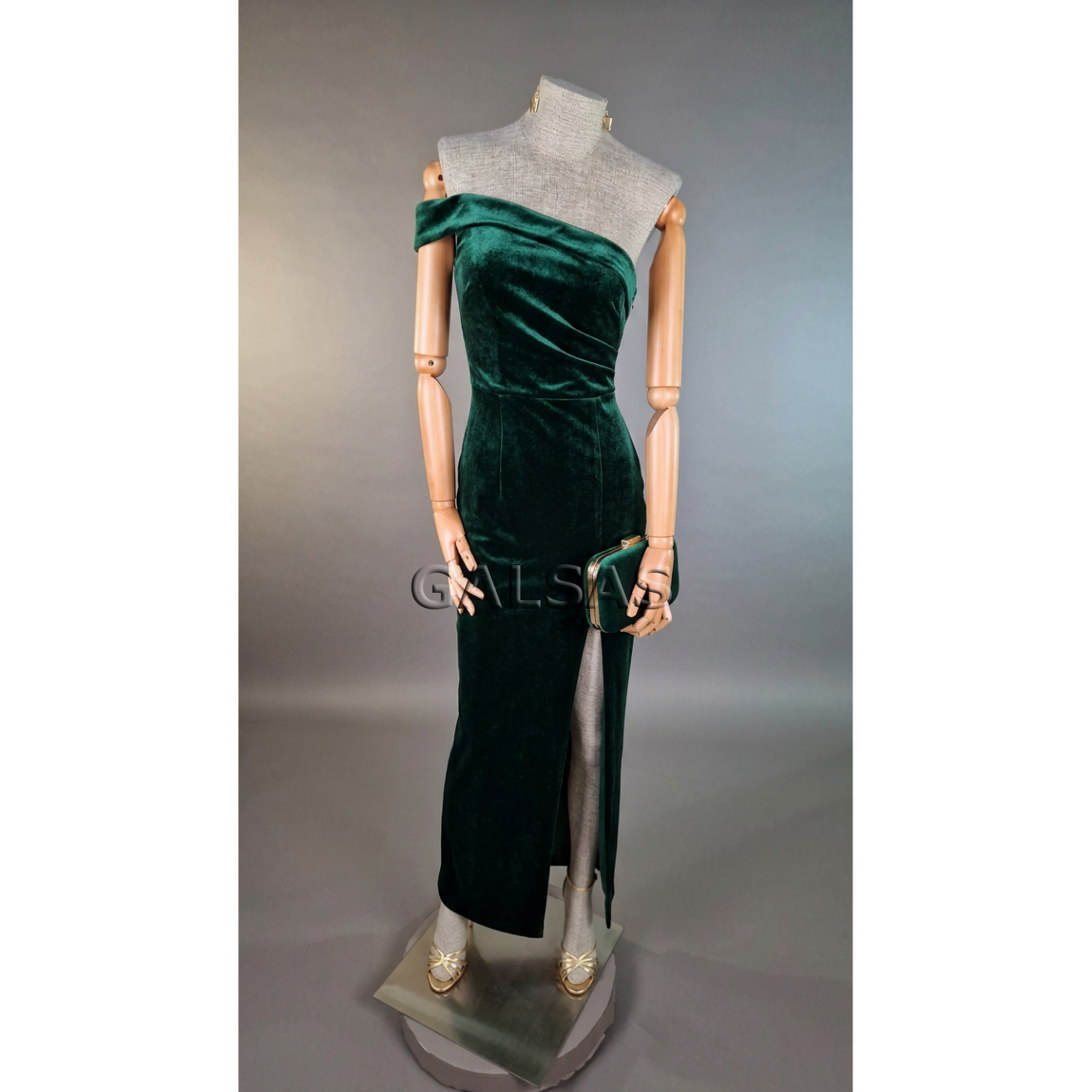 Mannequin T67 with wooden arms, covered in linen fabric, female full-body. Designed for displaying clothing in stores, sales areas, and exhibitions. 4