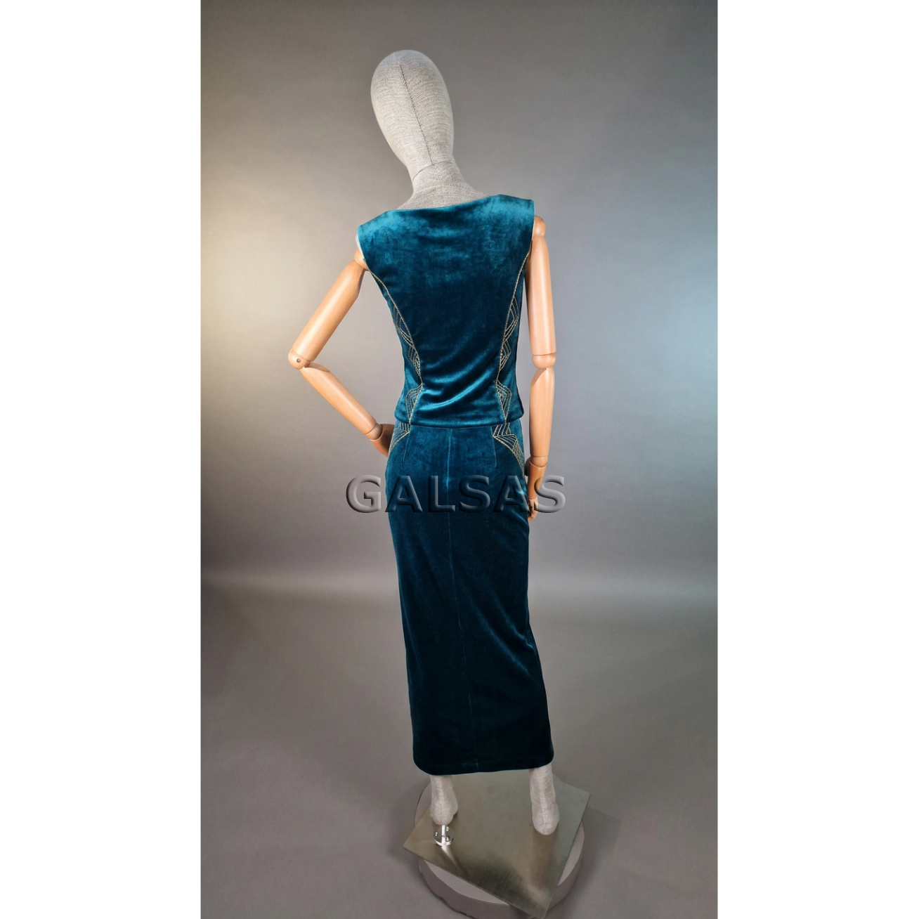 Mannequin T67 with wooden arms, covered in linen fabric, female full-body. Designed for displaying clothing in stores, sales areas, and exhibitions. 10