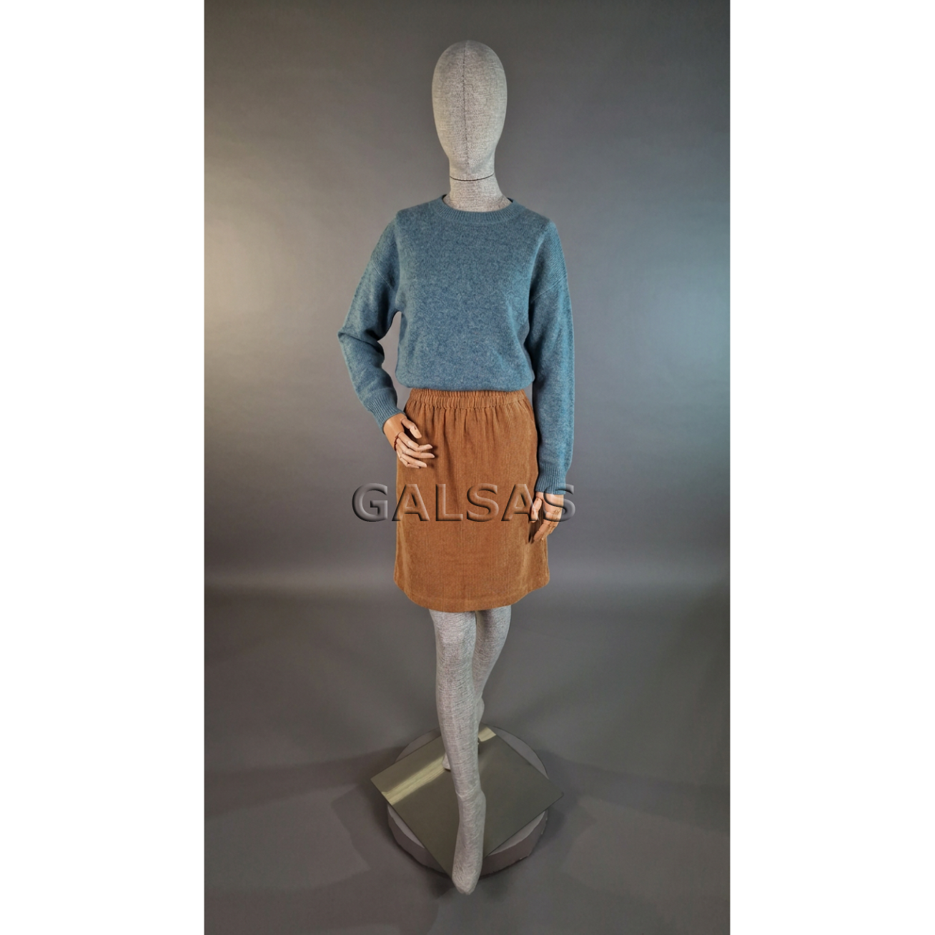 Female Mannequin T69 – full-body, linen-covered, with wooden arms. For displaying and selling clothing in stores and at exhibitions 9 Female Mannequin T69 – full-body, linen-covered, with wooden arms. For displaying and selling clothing in stores and at exhibitions 9