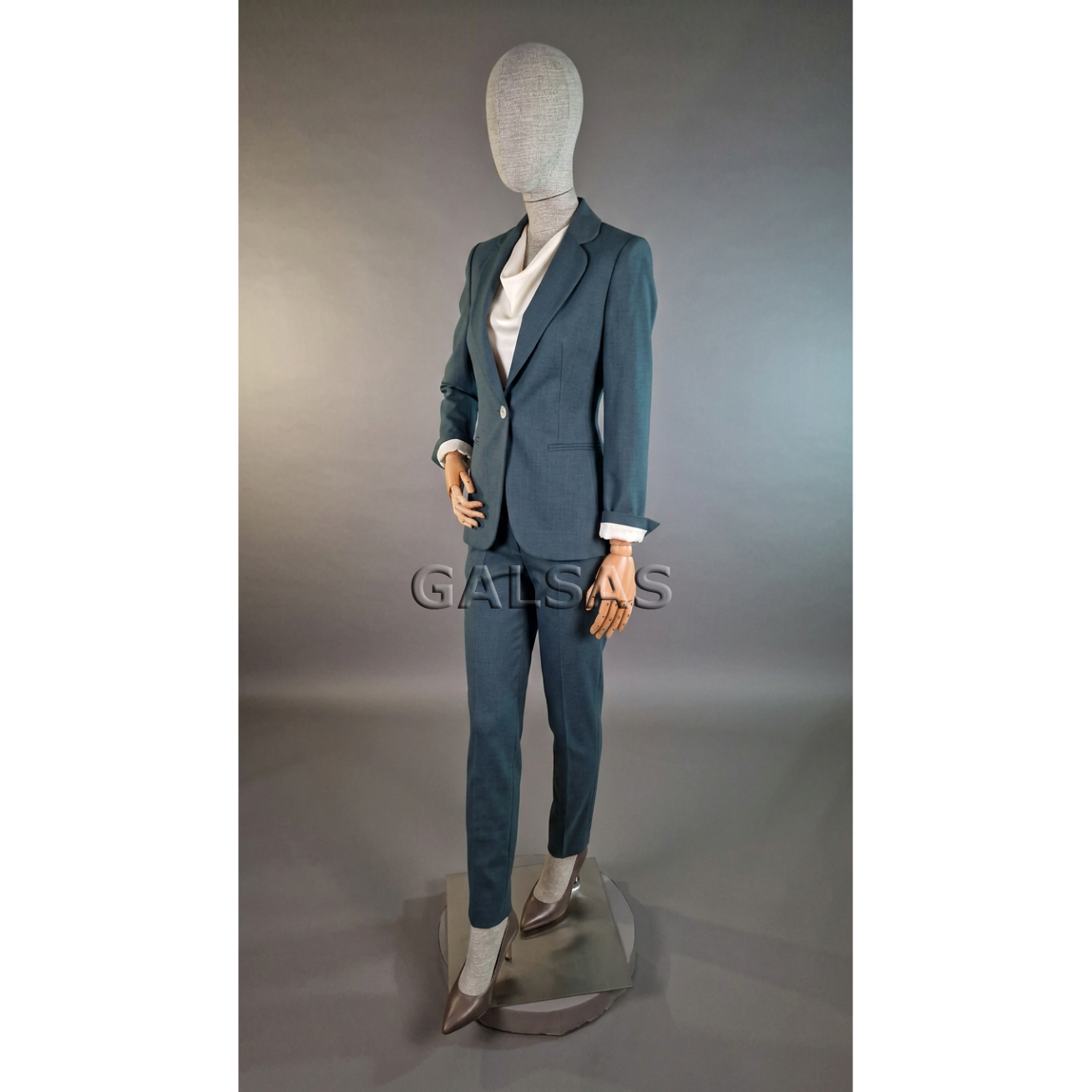 Female Mannequin T69 – full-body, linen-covered, with wooden arms. For displaying and selling clothing in stores and at exhibitions 3 Female Mannequin T69 – full-body, linen-covered, with wooden arms. For displaying and selling clothing in stores and at exhibitions 3