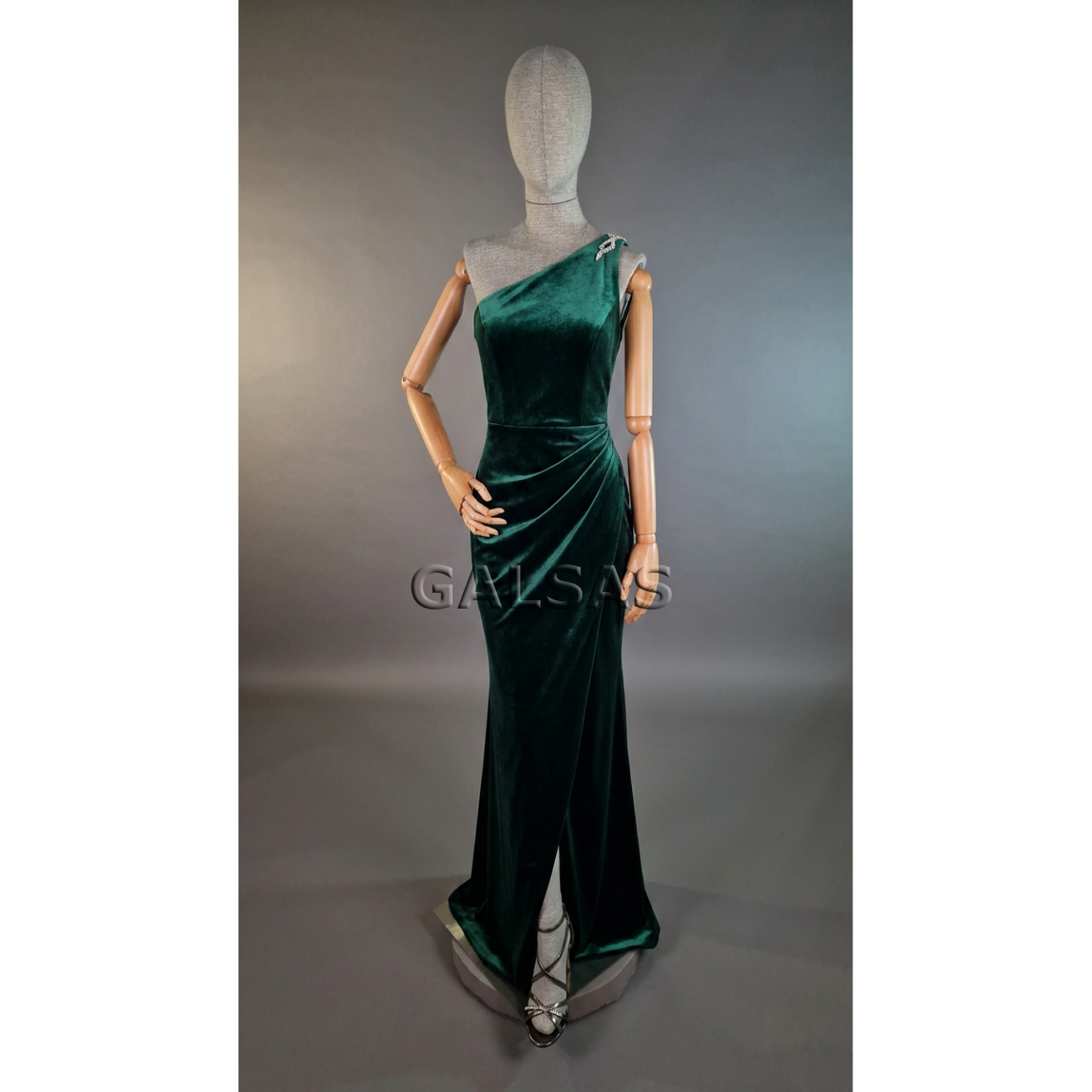 Female Mannequin T69 – full-body, linen-covered, with wooden arms. For displaying and selling clothing in stores and at exhibitions 1