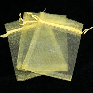 Papuošalų maišeliai - organza, pusiaumatinė auksinė spalva, 7 x 9 cm - juvelyrikos, bižuterijos papuošalų pakavimui.