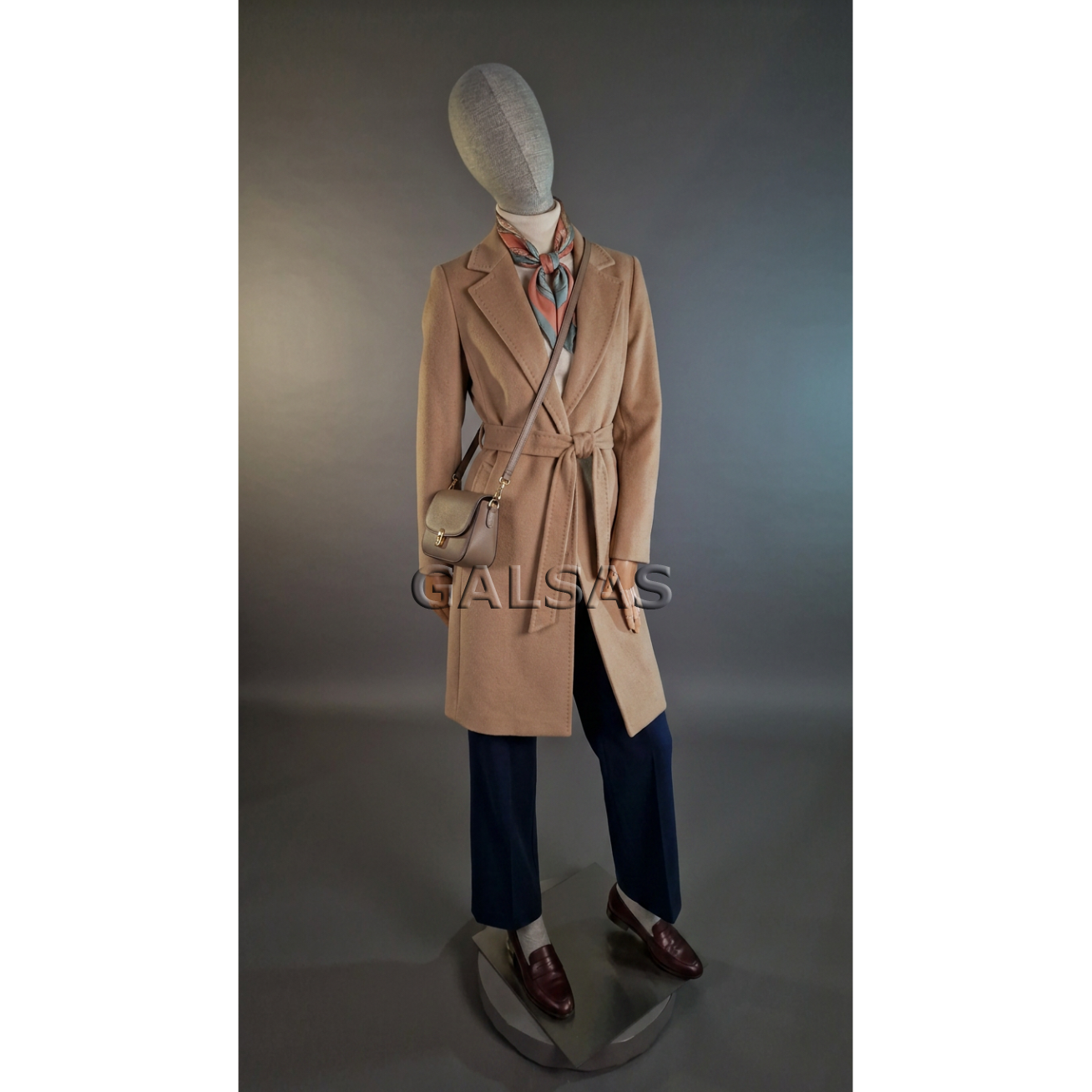 Full-Body Linen-Covered Female Mannequin with Wooden Arms. For Clothing Retail, Exhibitions, and Stores 6 Full-Body Linen-Covered Female Mannequin with Wooden Arms. For Clothing Retail, Exhibitions, and Stores 6
