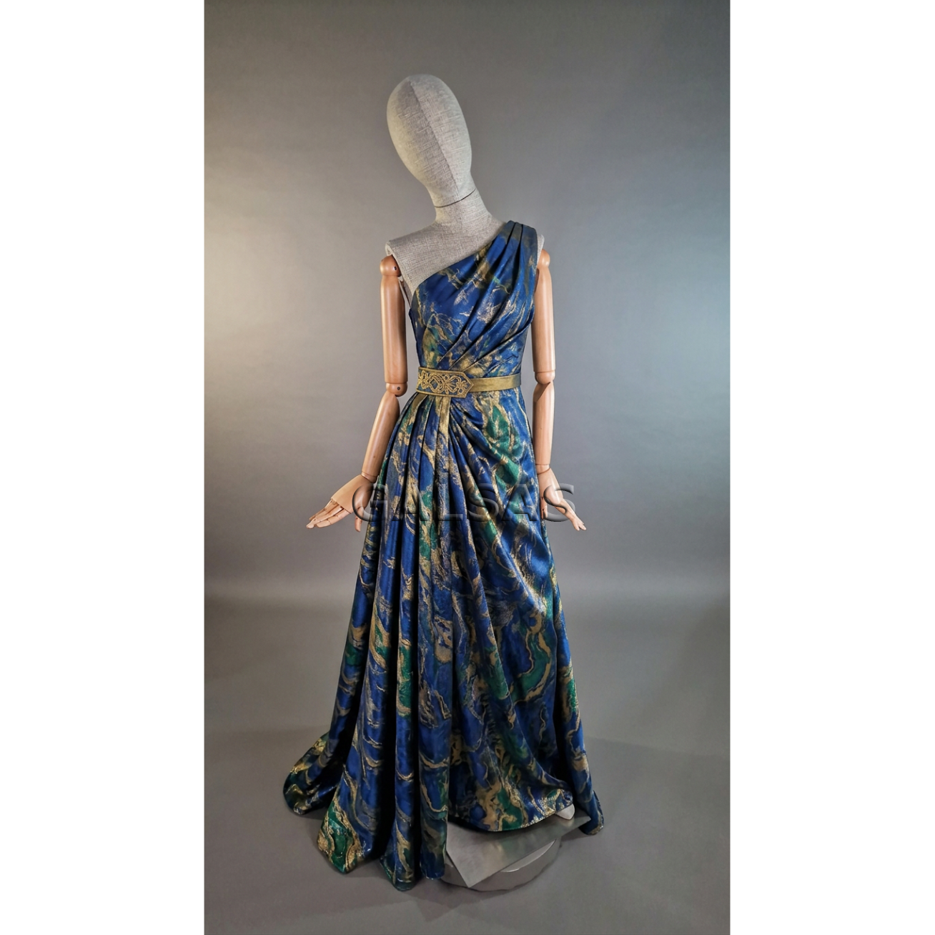 Full-Body Linen-Covered Female Mannequin with Wooden Arms. For Clothing Retail, Exhibitions, and Stores 1 Full-Body Linen-Covered Female Mannequin with Wooden Arms. For Clothing Retail, Exhibitions, and Stores 1