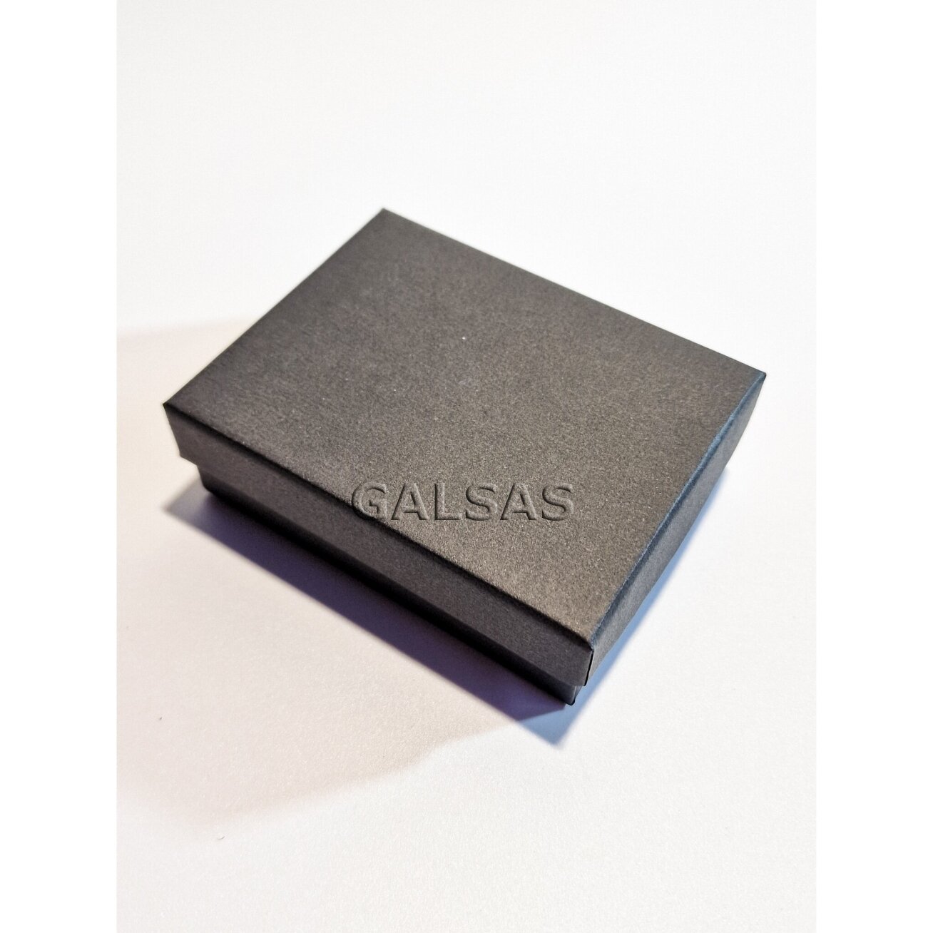 Dviejų dalių dovanų dėžutė 7 x 9 cm - juodos matinės spalvos, popierinė. Dviejų dalių dovanų dėžutė 7 x 9 cm - juodos matinės spalvos, popierinė.