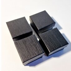 Dovanų dėžutė 5 x 5 x 3 cm(h) - popierinė, juoda blizgi, dviejų dalių. Pakuotė 24 vnt