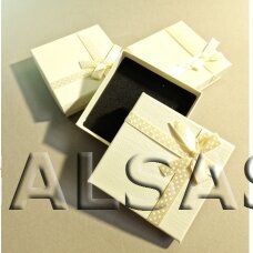 Popierinės dovanų dežutės 9 x 9 x 3 cm -  balta šilta spalva, su kaspinu