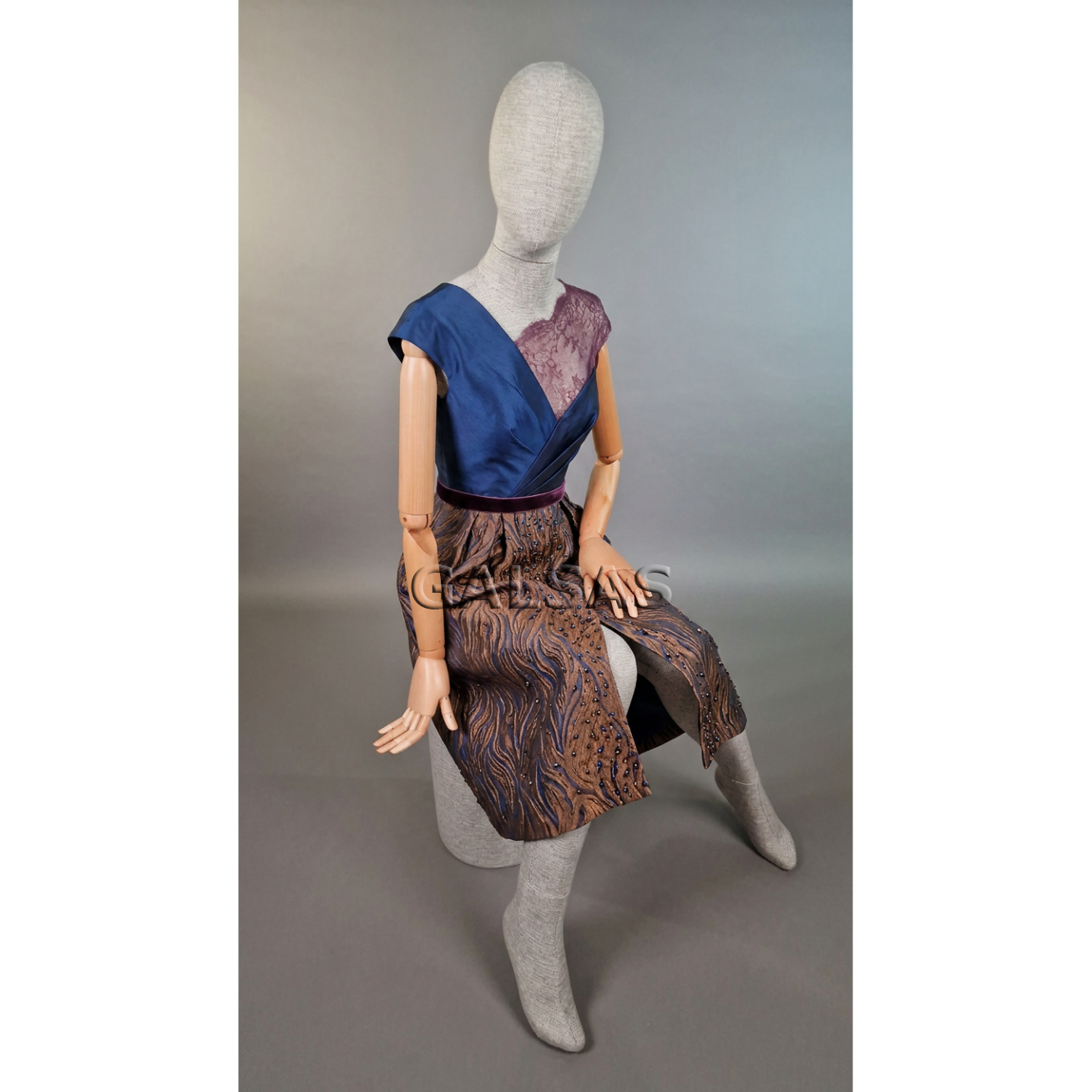 Seated linen female mannequin with wooden arms. For displaying and selling clothing, exhibitions, stores 1 Seated linen female mannequin with wooden arms. For displaying and selling clothing, exhibitions, stores 1