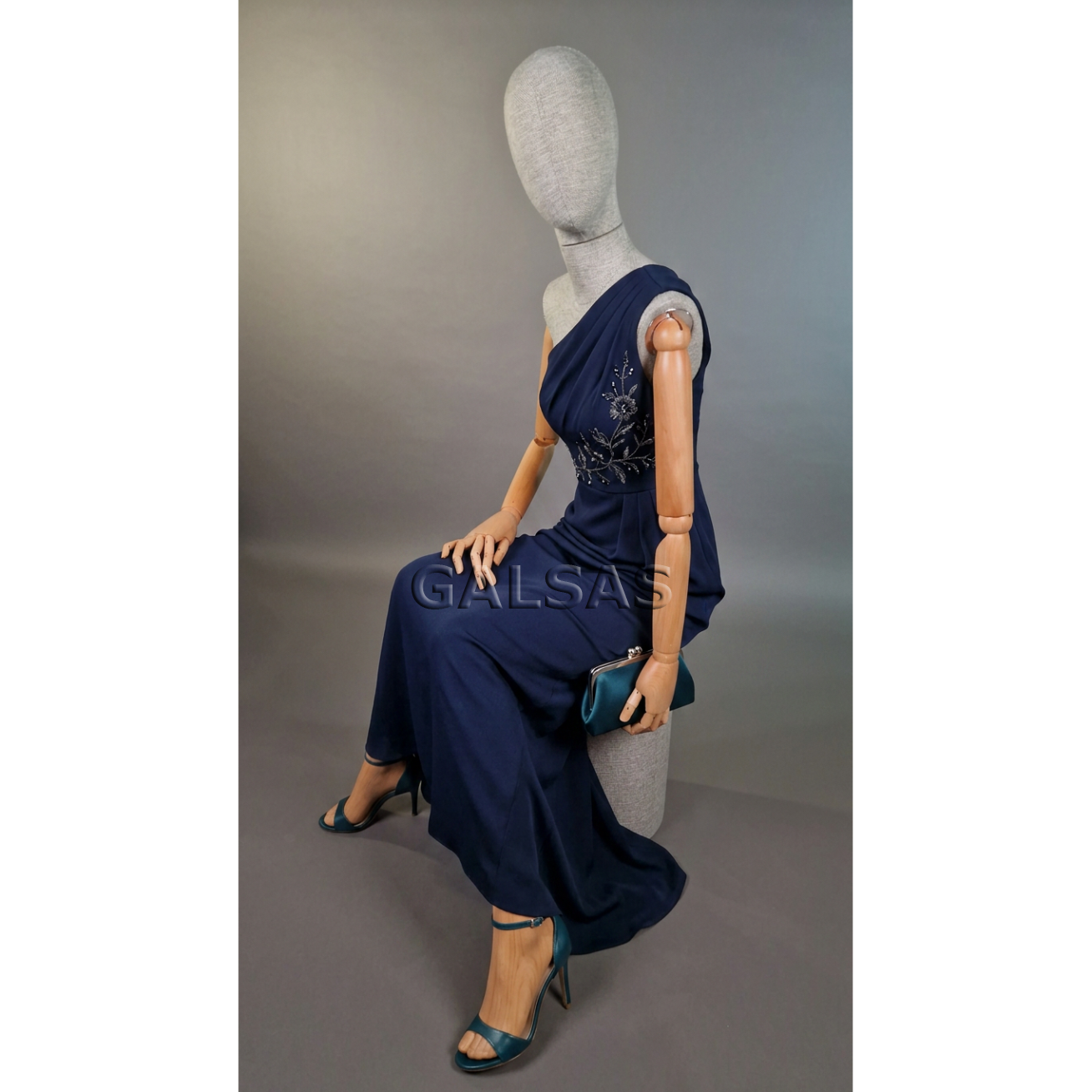 Seated linen female mannequin with wooden arms. For displaying and selling clothing, exhibitions, stores 4