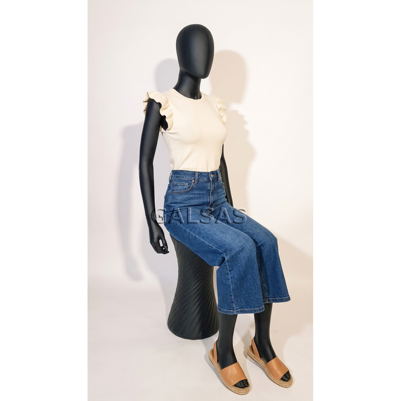 Seated Mannequin MOT-TF2-J - female, full-body, matte black. Plastic 1