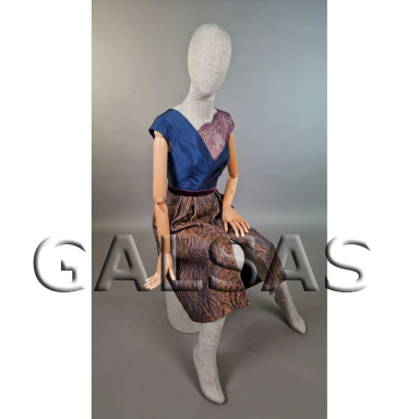 Seated linen female mannequin with wooden arms. For displaying and selling clothing, exhibitions, stores Seated linen female mannequin with wooden arms. For displaying and selling clothing, exhibitions, stores